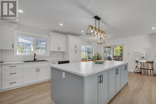 1671 Lynrick Road, Kelowna, BC - Indoor Photo Showing Kitchen With Upgraded Kitchen