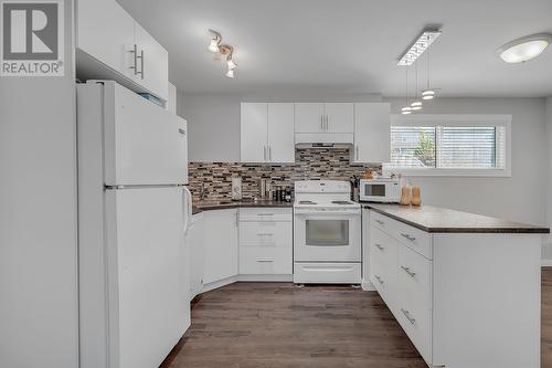 1671 Lynrick Road, Kelowna, BC - Indoor Photo Showing Kitchen
