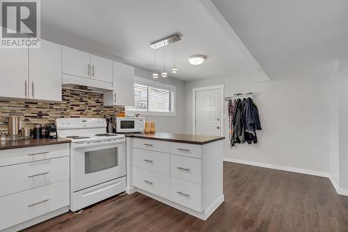 1671 Lynrick Road, Kelowna, BC - Indoor Photo Showing Kitchen