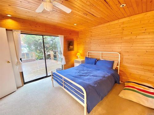 450 Neill St, Tofino, BC - Indoor Photo Showing Bedroom