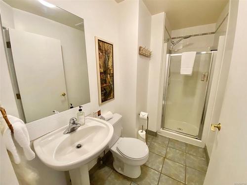 450 Neill St, Tofino, BC - Indoor Photo Showing Bathroom