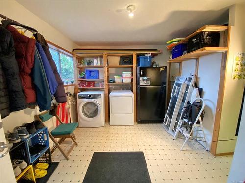 450 Neill St, Tofino, BC - Indoor Photo Showing Laundry Room