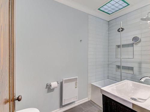 Bathroom - 5181 Av. Earnscliffe, Montréal (Côte-Des-Neiges/Notre-Dame-De-Grâce), QC - Indoor Photo Showing Bathroom