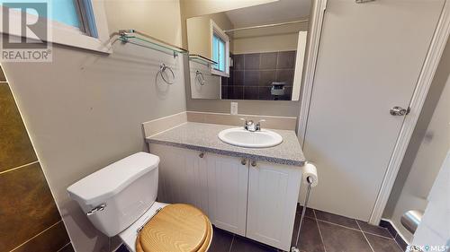 712 F Avenue N, Saskatoon, SK - Indoor Photo Showing Bathroom