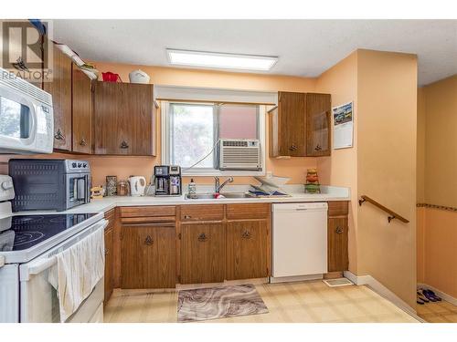 975 Mitchell Road, Kelowna, BC - Indoor Photo Showing Kitchen With Double Sink