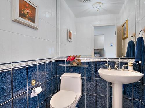Powder room - 11 Rue Florence, Dollard-Des-Ormeaux, QC - Indoor Photo Showing Bathroom