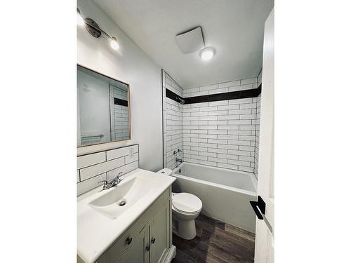 648 Central Avenue, Midway, BC - Indoor Photo Showing Bathroom