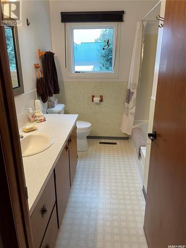 109 2Nd Street Nw, Goodsoil, SK - Indoor Photo Showing Bathroom