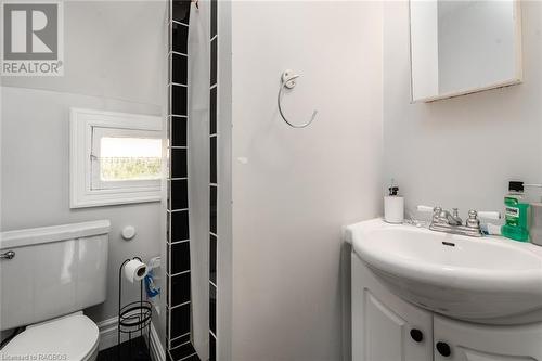 134 9Th Street, Hanover, ON - Indoor Photo Showing Bathroom
