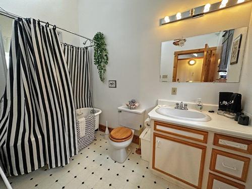 100 Church Street, Rossport, ON - Indoor Photo Showing Bathroom