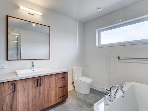 Salle de bains - 2-6 Av. Du Parc, Salaberry-De-Valleyfield, QC - Indoor Photo Showing Bathroom