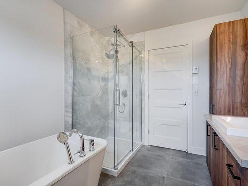 Salle de bains - 2-6 Av. Du Parc, Salaberry-De-Valleyfield, QC - Indoor Photo Showing Bathroom