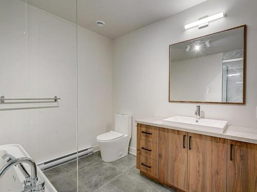 Bathroom - 1-6 Av. Du Parc, Salaberry-De-Valleyfield, QC - Indoor Photo Showing Bathroom