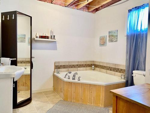 Salle de bains - 32 Ch. De La Petite-Baie, Les Îles-De-La-Madeleine, QC - Indoor Photo Showing Bathroom