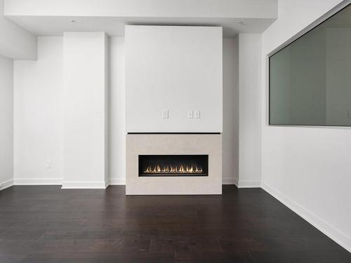 Salon - Th6-1188 Rue St-Antoine O., Montréal (Ville-Marie), QC - Indoor Photo Showing Living Room With Fireplace