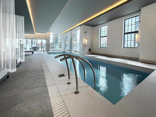 Piscine - Th6-1188 Rue St-Antoine O., Montréal (Ville-Marie), QC - Indoor Photo Showing Other Room With In Ground Pool