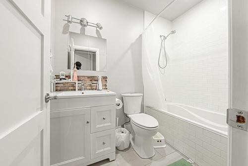 386-390-392 Cannon Street E, Hamilton, ON - Indoor Photo Showing Bathroom
