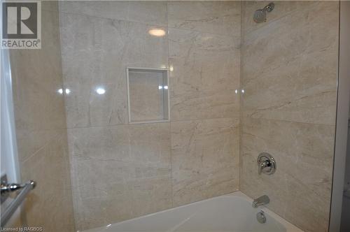4 piece bath - 1685 9Th Avenue E Unit# 3, Owen Sound, ON - Indoor Photo Showing Bathroom