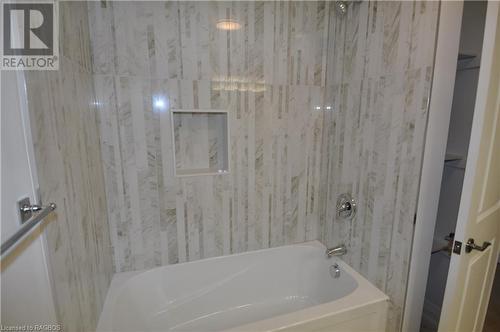 4 piece bath - 1685 9Th Avenue E Unit# 1, Owen Sound, ON - Indoor Photo Showing Bathroom