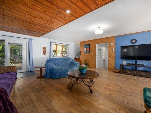 2060 Moha Road, Lillooet, BC - Indoor Photo Showing Living Room