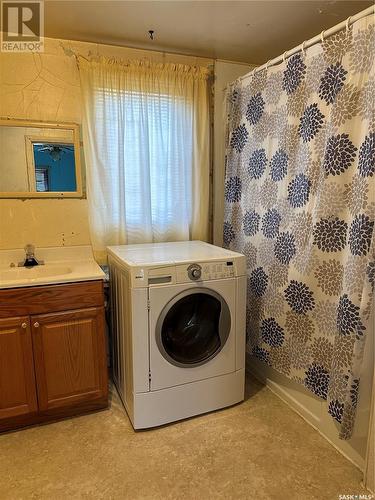 6266 Queens Avenue, Gull Lake, SK - Indoor Photo Showing Laundry Room