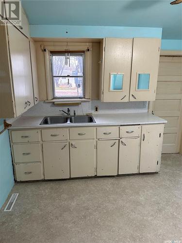 6266 Queens Avenue, Gull Lake, SK - Indoor Photo Showing Kitchen With Double Sink