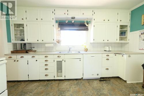 216 6Th Avenue W, Rosetown, SK - Indoor Photo Showing Kitchen With Double Sink