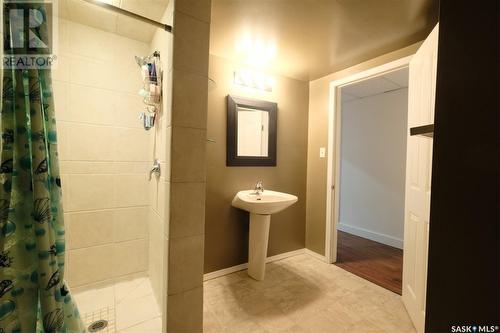 216 6Th Avenue W, Rosetown, SK - Indoor Photo Showing Bathroom