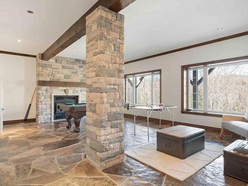 Family room - 132 Ch. Du Domaine-Pépin, Amherst, QC - Indoor With Fireplace