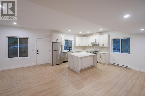 3304 Evergreen Drive, Penticton, BC - Indoor Photo Showing Kitchen
