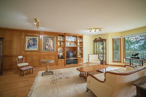 1205 Fox Tree Road, Creston, BC - Indoor Photo Showing Living Room