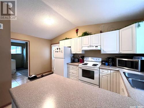 391 2Nd Street W, Glaslyn, SK - Indoor Photo Showing Kitchen With Double Sink