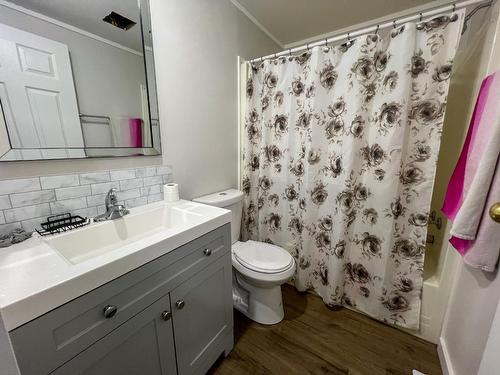 5796 Sinclair Street, Edgewater, BC - Indoor Photo Showing Bathroom