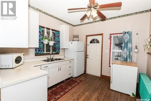 647 Saskatchewan Avenue, Kerrobert, SK - Indoor Photo Showing Kitchen With Double Sink