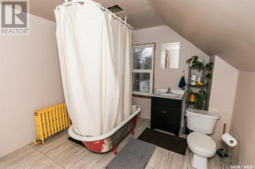 647 Saskatchewan Avenue, Kerrobert, SK - Indoor Photo Showing Bathroom