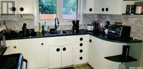 450 4Th Street, Weyburn, SK - Indoor Photo Showing Kitchen