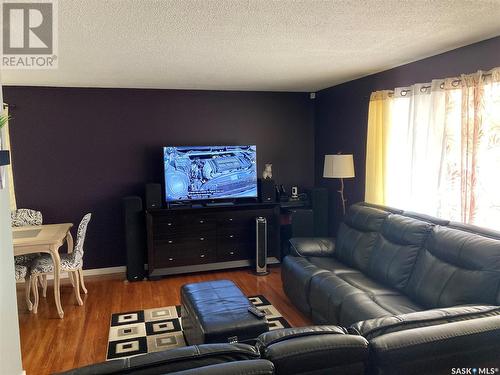 450 4Th Street, Weyburn, SK - Indoor Photo Showing Living Room