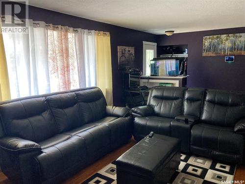 450 4Th Street, Weyburn, SK - Indoor Photo Showing Living Room