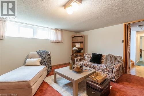 110 5Th Avenue W, Owen Sound, ON - Indoor Photo Showing Living Room