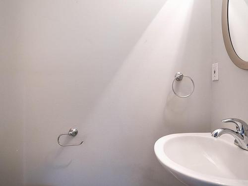 Powder room - 113 Av. De Breslay, Pointe-Claire, QC - Indoor Photo Showing Bathroom