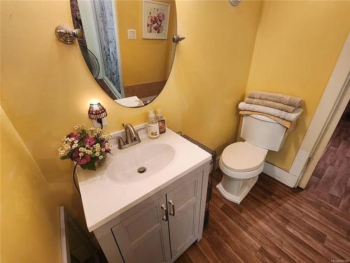 6084 Metral Dr, Nanaimo, BC - Indoor Photo Showing Bathroom