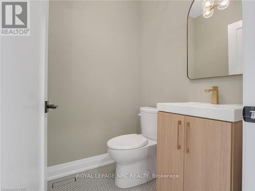 92 Moody St, Pelham, ON - Indoor Photo Showing Bathroom