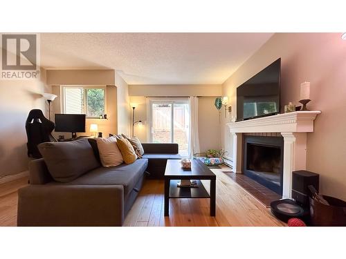 404 Royal Avenue, New Westminster, BC - Indoor Photo Showing Living Room With Fireplace