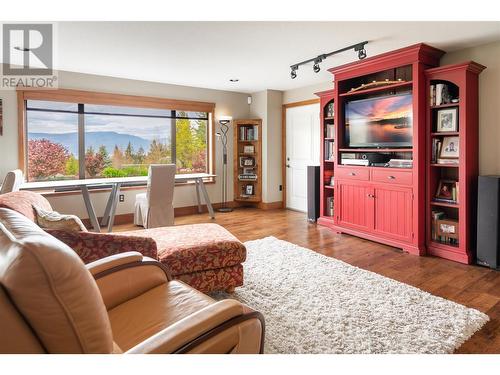 2775 Harvard Road, Kelowna, BC - Indoor Photo Showing Living Room