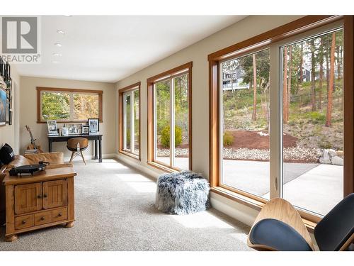 2775 Harvard Road, Kelowna, BC - Indoor Photo Showing Living Room