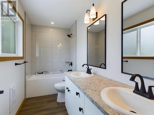 555 Earle Crescent, Oliver, BC - Indoor Photo Showing Bathroom