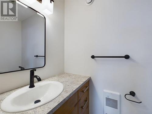 555 Earle Crescent, Oliver, BC - Indoor Photo Showing Bathroom