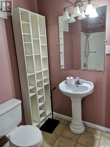 216 6Th Avenue Sw, Eston, SK - Indoor Photo Showing Bathroom