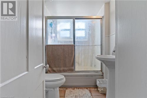 3814 Mountain Rd, Lincoln, ON - Indoor Photo Showing Bathroom