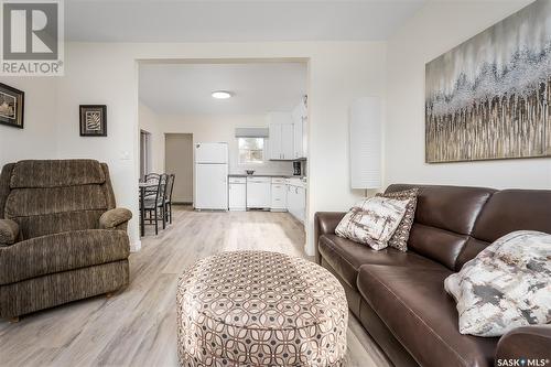 964 Athabasca Street W, Moose Jaw, SK - Indoor Photo Showing Living Room